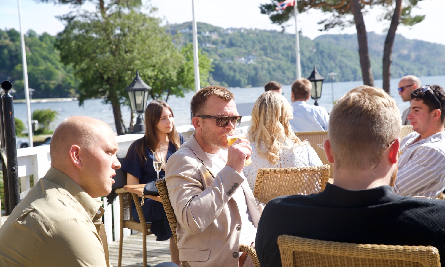 bv vb – Sjekk den sommerstemningen! Her er det skikkelig fredagsfølelse og solen skinner, smiler Eivind Reisvaag Sunde, og ser ut over terrassen på Rosfjord Strandhotell i Lyngdal.