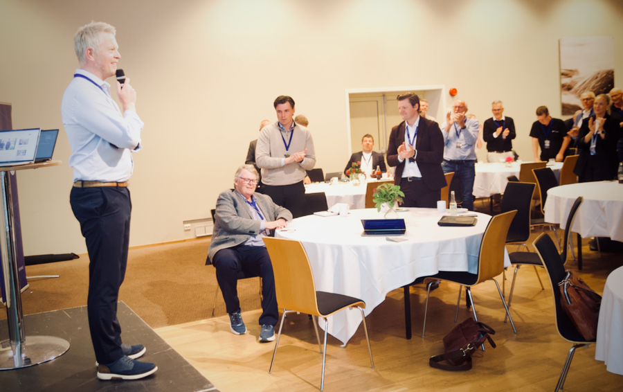 Salen reiste seg for Grøvan